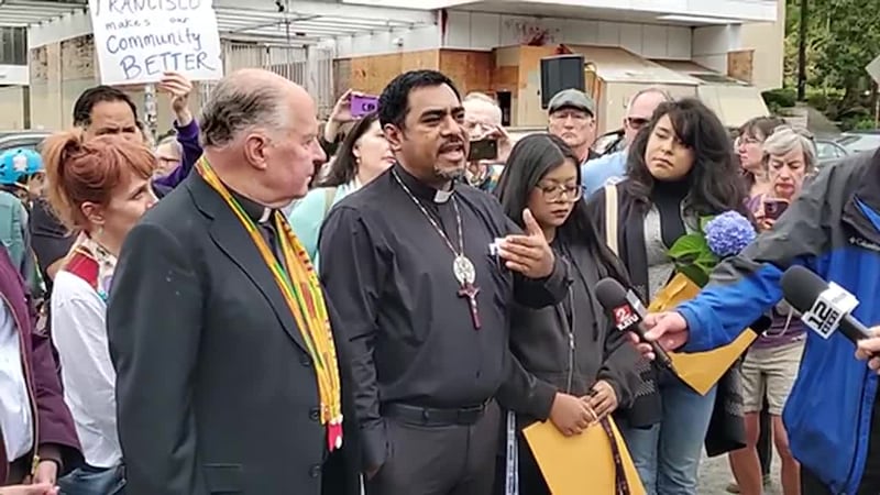Pastor hispano defensor de inmigrantes y de jornaleros se salva de ser detenido por ICE. Con...
