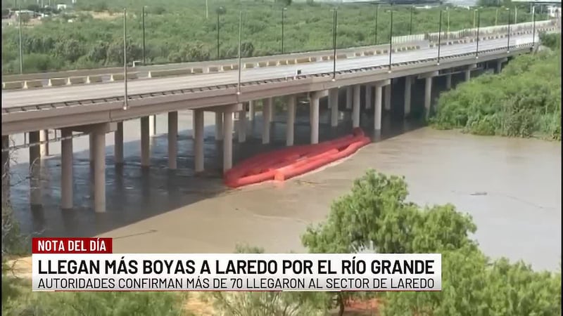 Más boyas cilíndricas llegan a Laredo y se acumulan en el Puente del Comercio Mundial