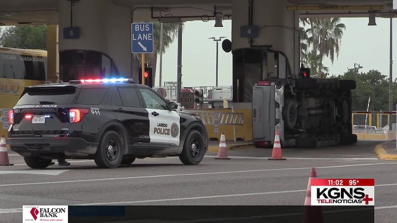 Volcadura en puente 2 hacia México causa demoras