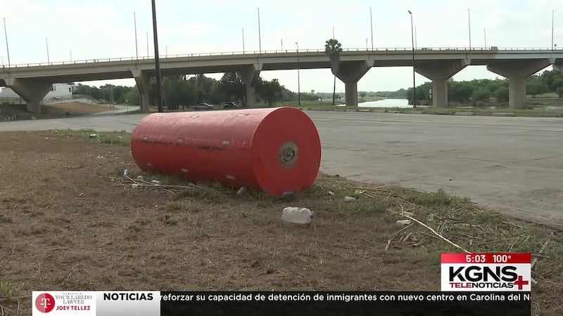 Tres boyas arrastradas por inundaciones siguen varadas en Laredo