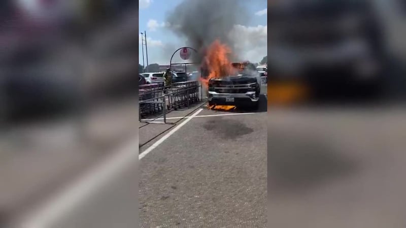 Vehículo en llamas en estacionamiento al norte de Laredo