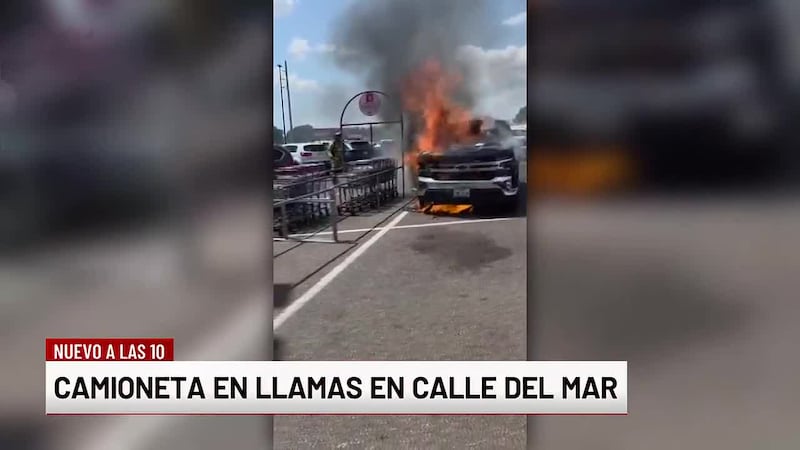 Vehículo en llamas en estacionamiento al norte de Laredo