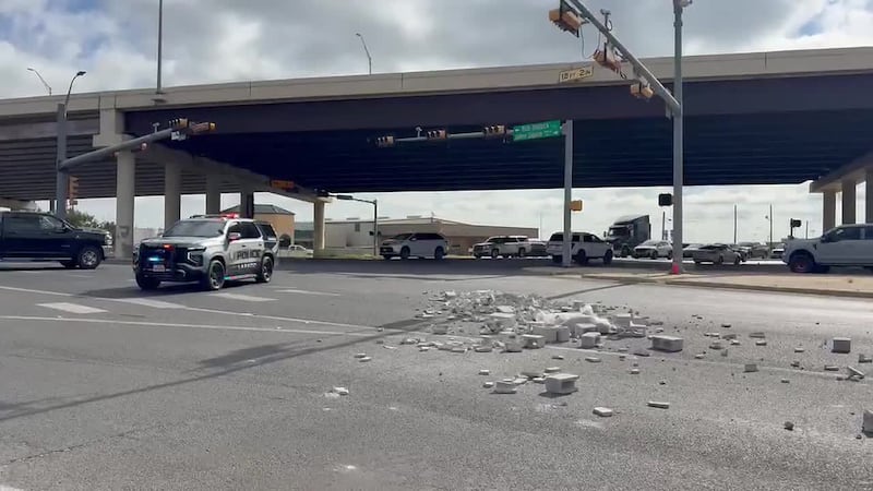 Cierran carriles en Bob Bullock Loop y Jaime Zapata tras caída de bloques de cemento
