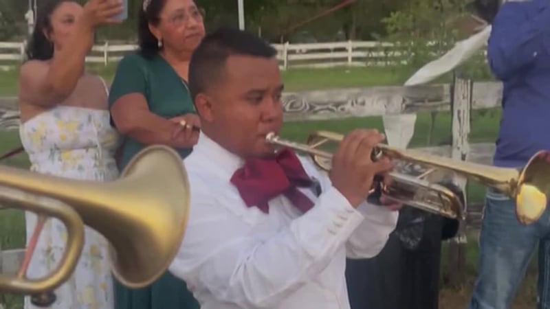 Conocido trompetista de mariachi fue arrestado por ICE cuando llevaba a su cuñado al trabajo....