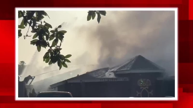 Bomberos combaten voraz incendio que consumió casa al sureste de Laredo