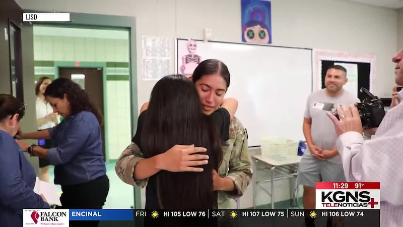 Estudiante de la secundaria Lamar recibe visita sorpresa de su hermana de la Fuerza Aérea