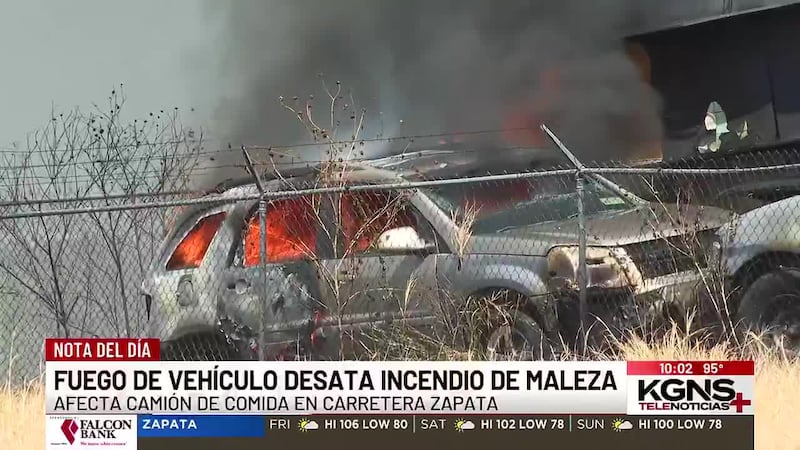 Incendio de un vehículo desata fuerte fuego de maleza en el sur de Laredo