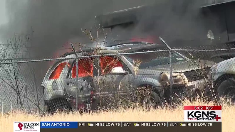 Incendio de un vehículo desata fuerte fuego de maleza en el sur de Laredo