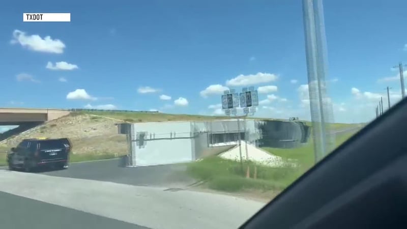 Overturned 18-wheeler blocks Laredo frontage road