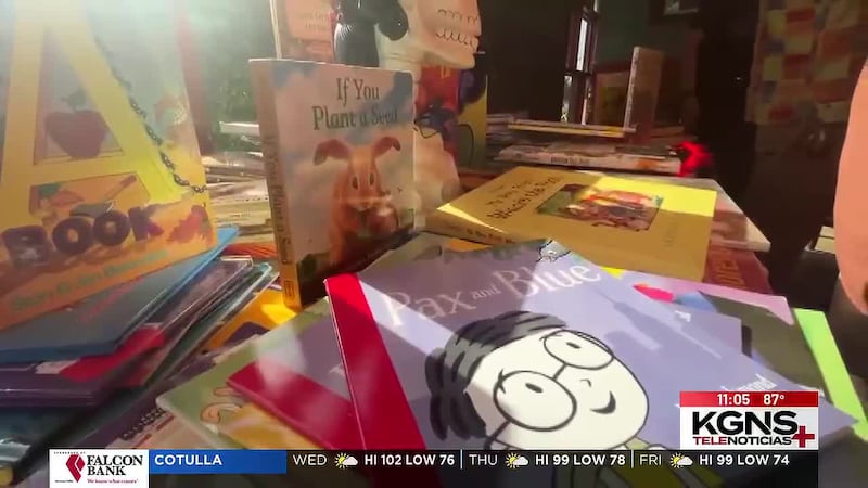 Promueven la lectura con donación de libros a distritos escolares de Laredo