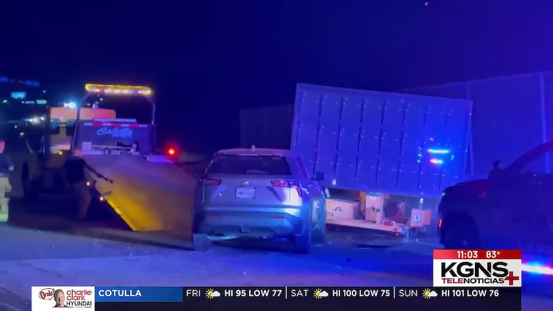 Auto choca contra señal en la carretera 359