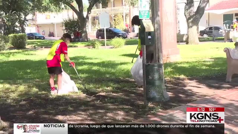 Laredenses se unen por el medio ambiente con limpieza en Plaza San Agustín