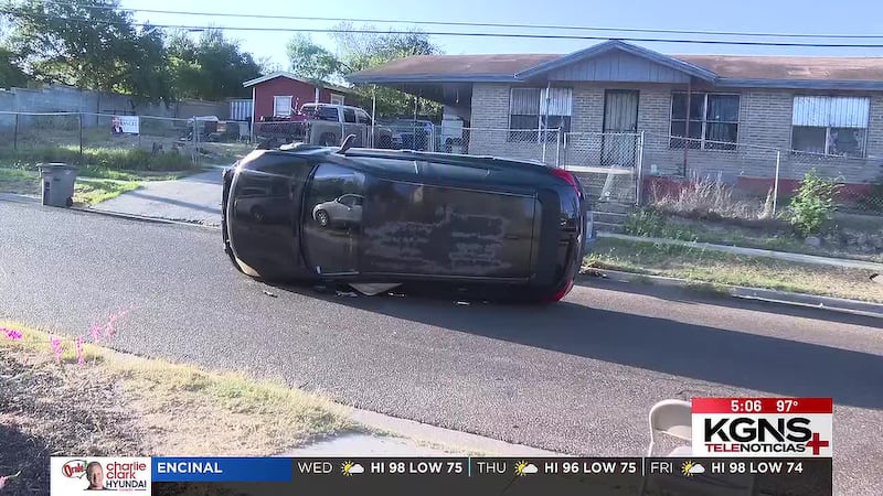 Mujer es trasladada a hospital luego de volcadura al sur de Laredo