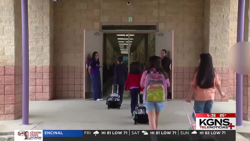 Mal tiempo retrasa entrada a las escuelas en Laredo
