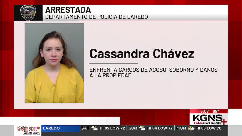 Mujer arrestada tras intentar sobornar a oficial de la Policía de Laredo