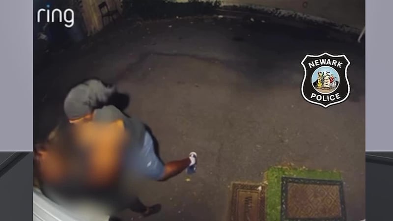 Una mujer hispana luchó con todas sus fuerzas para sobrevivir la golpiza que le propinaba un...