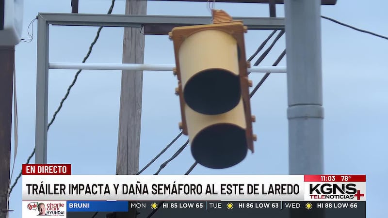 Tráiler impacta y daña semáforo al este de Laredo