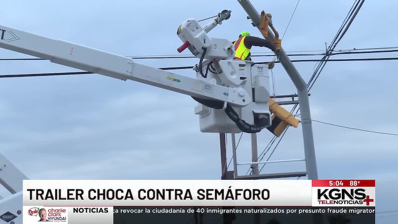 Tráiler impacta y daña semáforo al este de Laredo