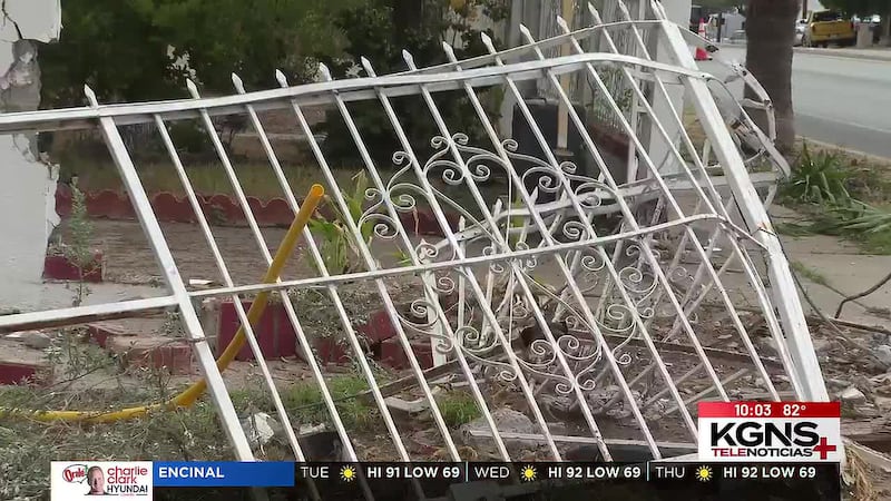 Vecinos reaccionan tras volcadura por persecución en el este de Laredo; sospechoso sigue prófugo
