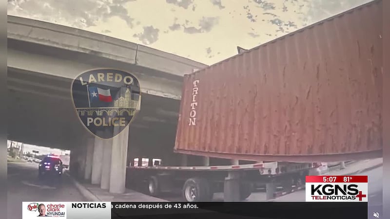 Tráiler con contenedor impacta puente al norte de Laredo