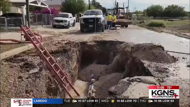 Socavón cierra calles en centro de Laredo