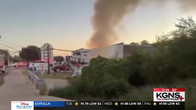 Restablecen servicio de luz tras choque de camión contra poste que provocó un incendio