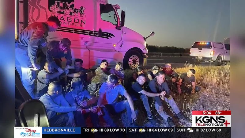 Detienen a más de una docena de indocumentados tras persecución sobre la I-35