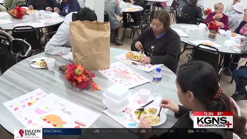 Bethany House sirve platillos de Acción de Gracias