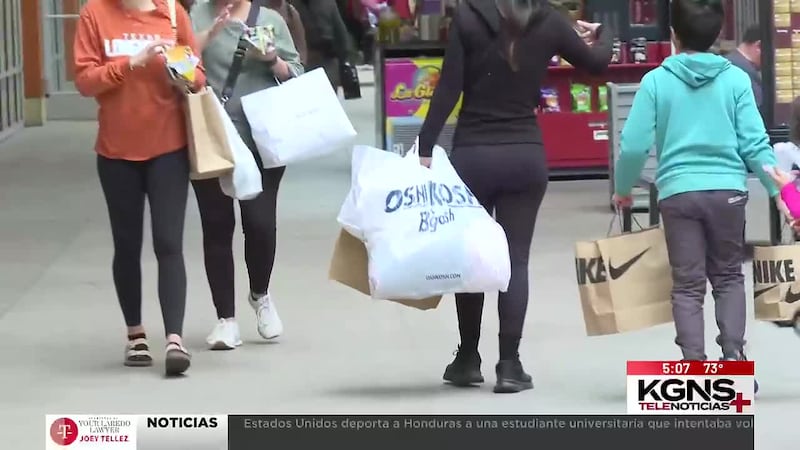 Turistas y Laredenses aprovechan las compras por “Black Friday”