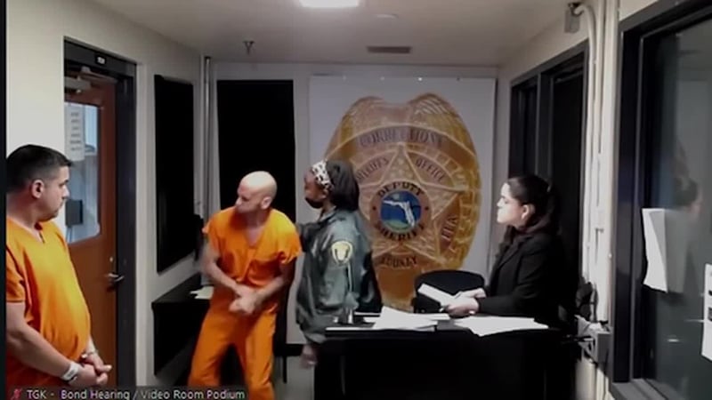 VIDEO: Hispano acusado de acoso desata caos tras estrellar su cabeza contra una puerta durante...