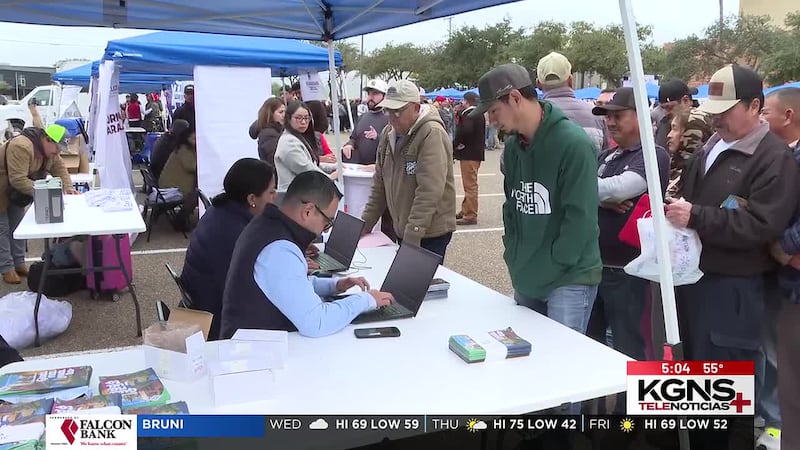 Paisanos se preparan para viajar a México desde Laredo