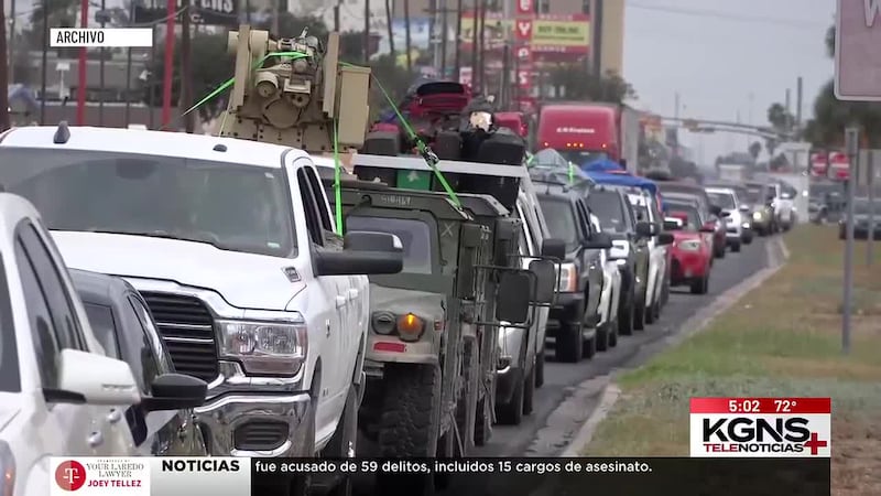 Cruzan miles de paisanos por Laredo en caravana hacia México