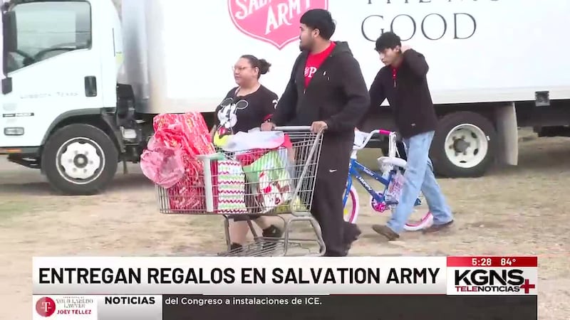 Entregan regalos en Salvation Army